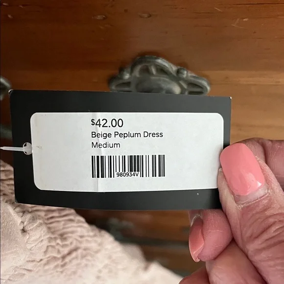 Smoke WOMEN’s Beige Sleeveless Smocked Tunic Top Size Medium NWT - Picture 3 of 9